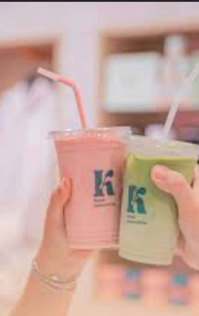 Deux personnes trinquant avec des cups Kool Smoothie