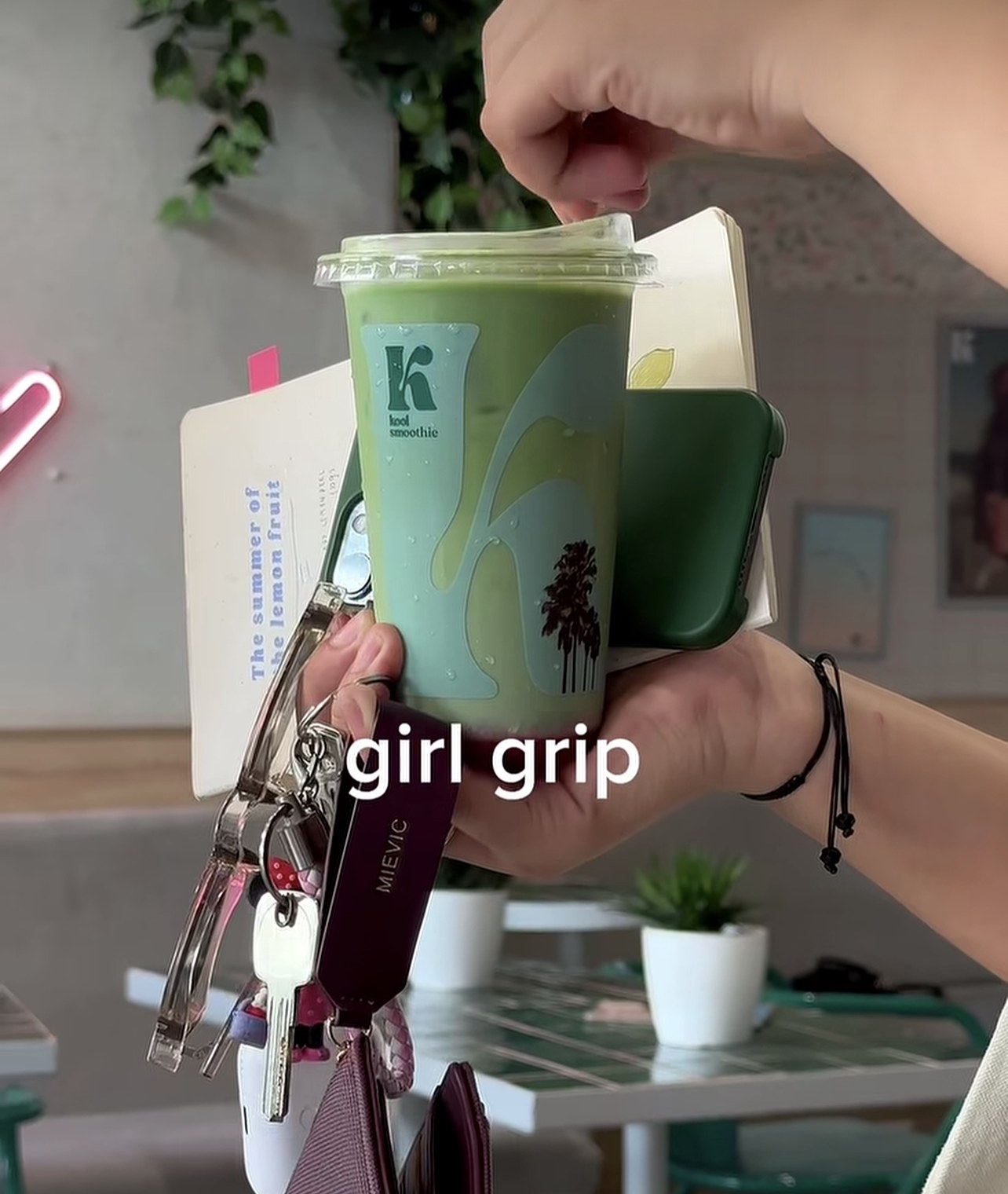 Smoothie matcha Kool Smoothie tenu à la main, ambiance café cosy