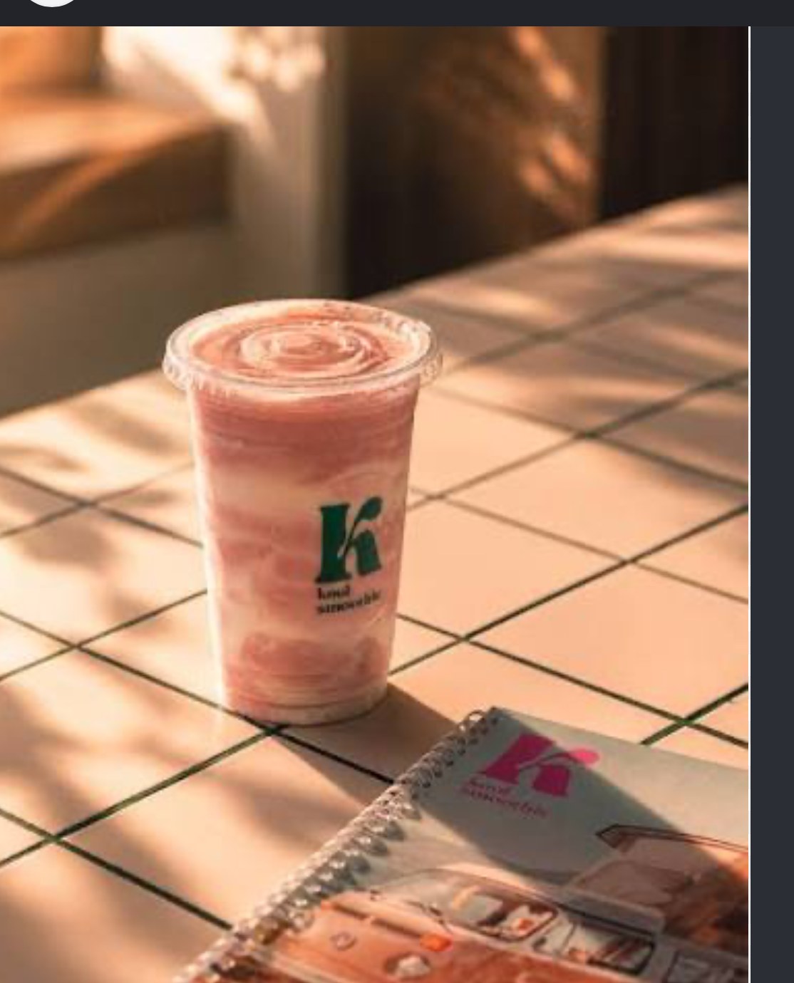 Smoothie Kool sur une table carrelée